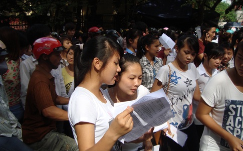 “Choáng” khi Ngọc Trinh, Sơn Tùng, “vợ người ta”... vào đề thi