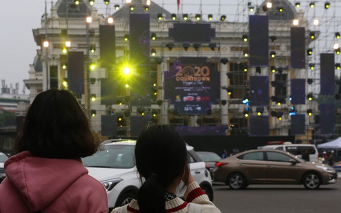 Vạn người đang đổ về trung tâm Thủ đô đón chào lễ hội đếm ngược chào năm mới 2020