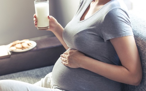 Mách mẹ bầu bí quyết tăng cường đề kháng khi giao mùa