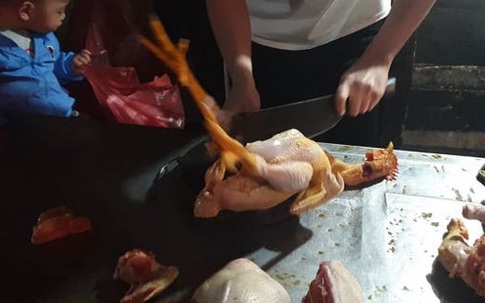 Giá thịt gà ở Hà Nội tăng do “hùa” theo giá thịt lợn?