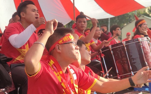 CĐV bắc loa, màn hình LED ra giữa sân bóng ở quê nhà để "tiếp lửa" cho đội tuyển U22 Việt Nam