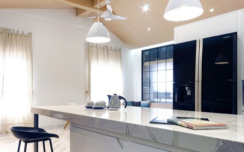 Ngôi nhà 2 tầng mái dốc với trần bằng gỗ "ẩn mình" trong căn hộ chung cư 103m² ở Hà Nội