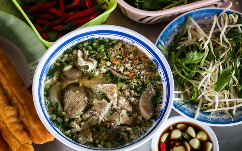 Quán hủ tiếu Nam Vang đông nghịt khách mỗi sáng ở TP.HCM