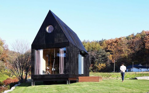 Ngôi nhà 20 m2 không sử dụng đồ trang trí tiện nghi giữa đồng cỏ
