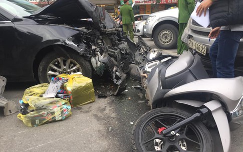 Hà Nội: “Xế hộp” gây tai nạn liên hoàn, nhiều người bị thương
