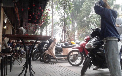 Quận Hai Bà Trưng - Hà Nội: Quán cà phê chiếm trọn vỉa hè, người dân phải xuống lòng đường đi bộ