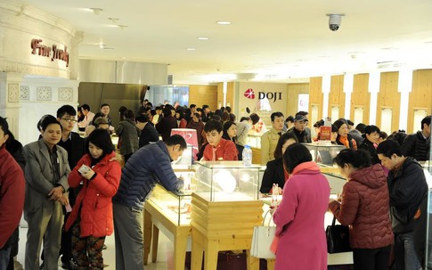 Có mấy trăm bạc muốn mua vàng: Dân hẻo tiền, Thần tài không chê