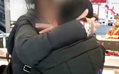 Hai mẹ con ôm nhau khóc trong tiệm trang sức, biết được câu chuyện đằng sau ai cũng thốt lên: “Ước gì như cô ấy”
