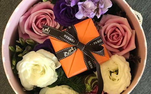 Bó hoa kèm kim cương giá 90 triệu đồng ngày Valentine