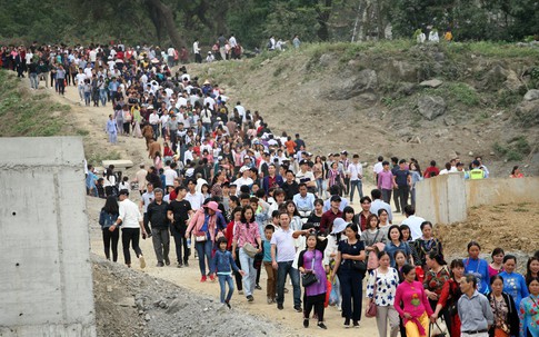 Hàng vạn du khách ùn ùn kéo đến ngôi chùa lớn nhất thế giới ngày khai hội