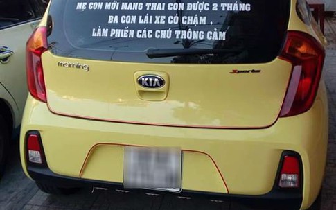 Dòng thông báo kỳ lạ dán sau cửa kính ô tô chồng khiến vợ hỉ hả, người xem cũng ôm tim 'tan chảy'