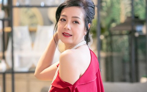 Đã lên chức bà ngoại nhưng Chiều Xuân vẫn xinh đẹp bất chấp tuổi tác đọ dáng bên Hoa hậu Hà Kiều Anh