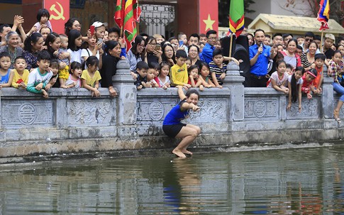 Vui nhất Hà Nội: Quý cô chơi trội nhảy ùm xuống ao, bịt mắt bắt lợn