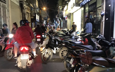 Xếp xe ra giữa đường, người Hà Nội kéo nhau đi sắm quần áo Tết