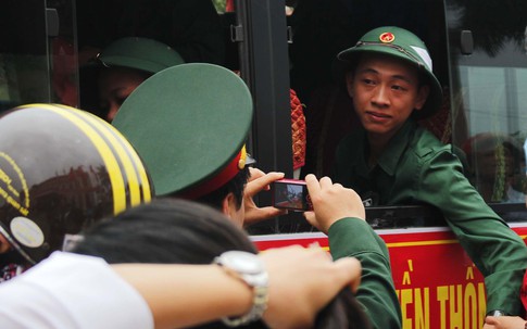 Hàng nghìn thanh niên lên đường nhập ngũ theo tiếng gọi của Tổ quốc