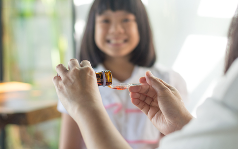 3 điều nhất định phải biết khi chọn thuốc ho cho trẻ tránh tiền mất tật mang