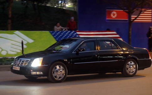 2 chiếc "quái thú" rời khách sạn Marriott hướng đến sân bay Nội Bài nơi chuyên cơ Tổng thống Trump sẽ hạ cánh