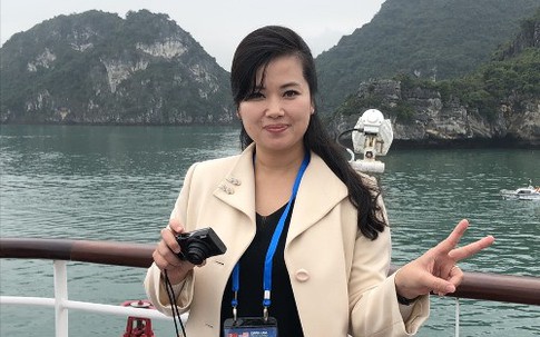 Nữ ca sĩ nổi tiếng Triều Tiên chụp ảnh ở vịnh Hạ Long