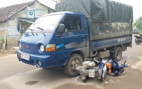 Xe tải nghi chở gỗ lậu đâm hai chiến sỹ CSGT nhập viện