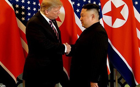 ẢNH: Ông Donald Trump và ông Kim Jong-un tươi cười bắt tay, ca ngợi nhau "can đảm" và "tuyệt vời"