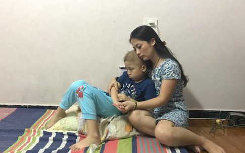 Người mẹ đơn thân đón Tết ở bệnh viện cùng con trai 8 tuổi bị ung thư máu