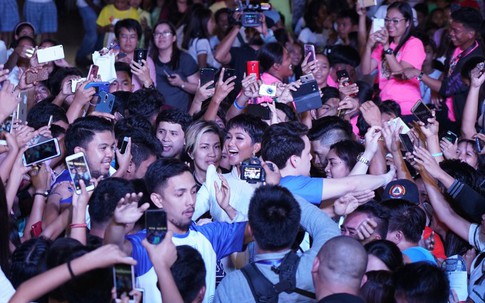 H'Hen Niê chật vật giữa vòng vây của khán giả Philippines