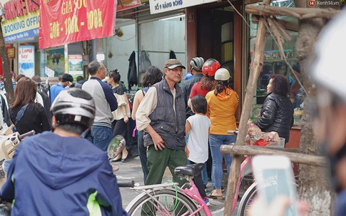 Người Hà Nội xếp hàng cả tiếng chờ mua bánh chưng, giò chả chiều 29 Tết