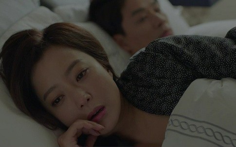 Lấy chồng 1 tháng mà đến 29 ngày vợ phải ngủ một mình vì thói quen lạ đời này của chồng và mẹ chồng