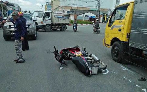 3 thanh niên trên một chiếc xe máy tử vong sau pha va chạm với xe tải