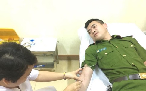 Hai chiến sĩ công an kịp thời hiến máu cứu bệnh nhân qua cơn nguy kịch