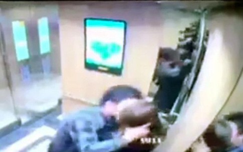 Thông tin mới gây bất ngờ vụ nữ sinh bị cưỡng hôn trong thang máy