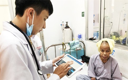 Bệnh nhân tròn mắt nhìn bác sĩ 'chấm, lướt' iPad khi khám bệnh