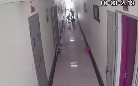 Chơi xe lắc trong hành lang chung cư vào giữa trưa, 2 bé trai bị người hàng xóm tầng dưới tung 'cú tát trời giáng'