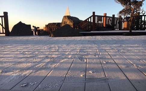 Trong khi Hà Nội nóng như mùa hè, Fansipan lại xuất hiện băng giá