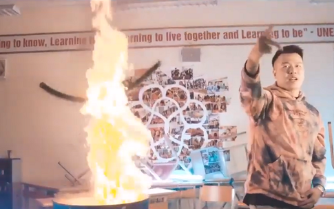 Nhóm nhạc bị tố cáo đốt sách vở của học sinh trường Amsterdam