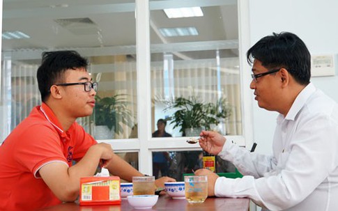 Sinh viên Sài Gòn 'hẹn' ăn trưa cùng hiệu trưởng