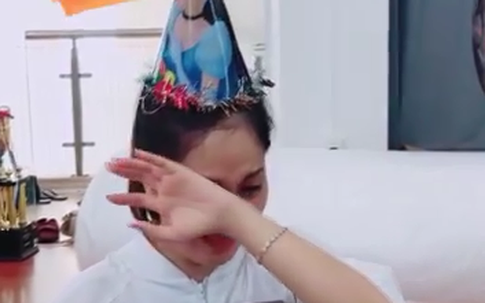 Khánh Thi rơi nước mắt khi được tổ chức sinh nhật bất ngờ, nhưng biểu cảm của Phan Hiển mới đáng chú ý