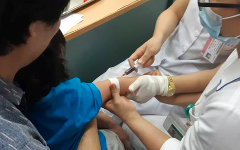 Phụ huynh hốt hoảng đưa hơn 300 trẻ mầm non ở Bắc Ninh về Hà Nội xét nghiệm sán lợn