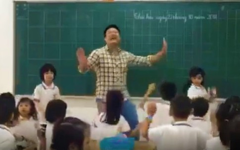 Thầy giáo tiểu học nhảy múa dẻo như cô giáo làm sục sôi lớp học