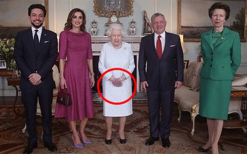 Nữ hoàng Anh bất ngờ để lộ đôi bàn tay "bất thường" gây xôn xao cộng đồng mạng, Công nương Kate hồi đáp chuyện mang thai