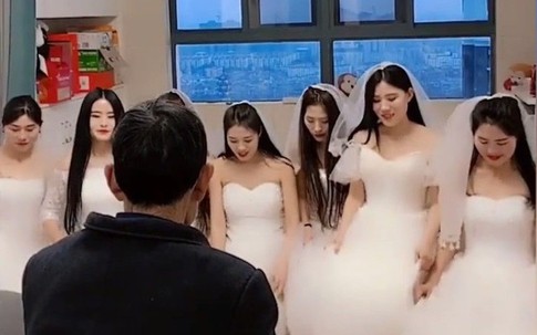 7 cô dâu đứng trước mặt 1 người đàn ông và câu chuyện đằng sau về lòng hiếu thảo gây xúc động
