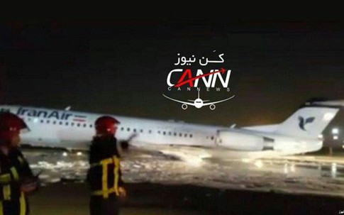 Máy bay chở 100 khách bốc cháy tại sân bay
