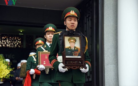 Gia đình, bạn bè nghẹn ngào tiễn đưa NSND Doãn Tần về cõi vĩnh hằng