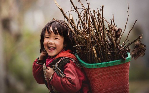 Trở về nhà sau một ngày dài nhặt củi trên nương, cô "tiểu sơn nữ" nở nụ cười thiên thần gây bão MXH