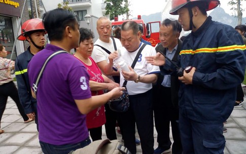 Quảng Ninh: Giải cứu 5 du khách Trung Quốc mắc kẹt trong đám cháy lớn