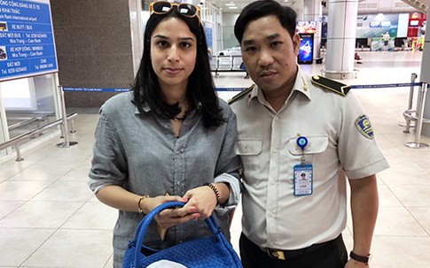 Nhân viên an ninh sân bay trả lại hơn 100 triệu đồng cho khách