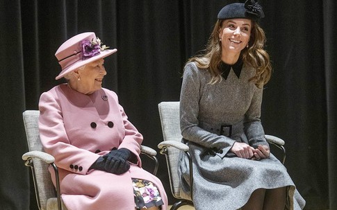 Kate gây thắc mắc khi sau 8 năm mới đi riêng cùng Nữ hoàng