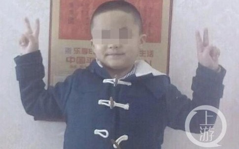 Cậu bé 9 tuổi qua đời vì bệnh bạch cầu khi học nội trú, nhà trường tuyên bố 'do quả báo' khiến người dân phẫn nộ