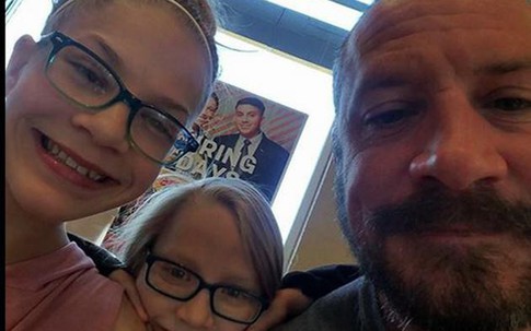 Phản ứng hoàn hảo của một ông bố khi con gái yêu đến tuổi hẹn hò