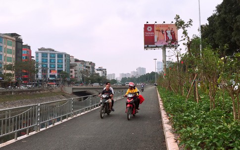 Con đường dài nhất Thủ Đô trở thành “lối đi tắt” cho xe máy giờ cao điểm